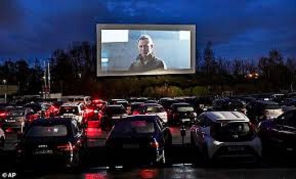 الاستمتاع عن بعد المئات من البشر يترقبون أفلام السينما بالشوارع في ألمانيا
