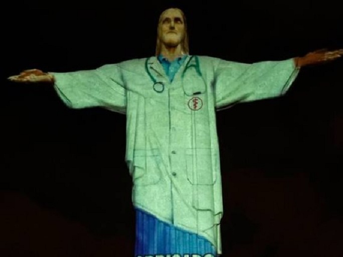 تكريما لمجهود الأطباء تمثال المسيح يرتدي ملابس الأطباء