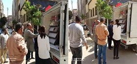 عمال يقومون بتجميل الشوارع بمحافظة الجيزة أثناء فرض حظر التجوال