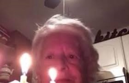 الجدة الإيطالية تحتفل بعيد ميلادها وحدها بسبب الحجر المنزلي