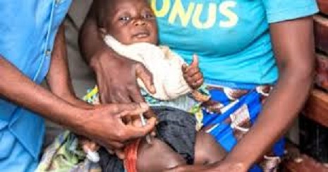 أول طفلة تتلقى لقاح الملاريا
