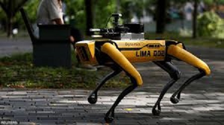 ظهور كلب آلي في سنغافورة لأداء مهمة ما