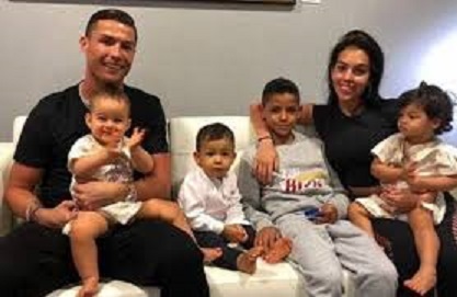 أحدث صور كريستيانو رونالدو مع عائلته