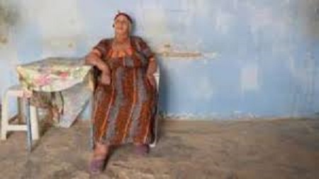 امرأة تعيش منفردة في مطلع الصحراء الجزائرية