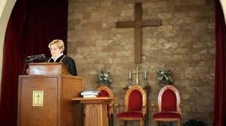 كنيسة السويد تسمح بكهنوت المرأة