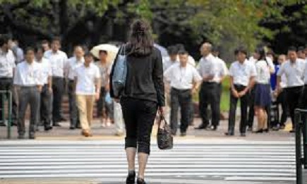 معاناة المرأة اليابانية للتحرش في عملها