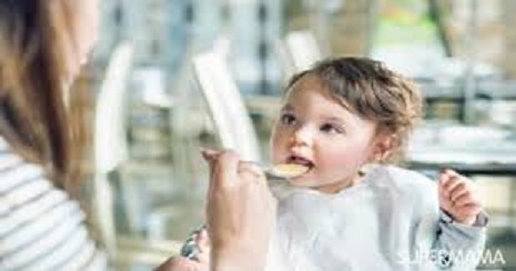 كيف تنظمين وجبات طفلك الغذائية، والطعام الصحي المناسب له