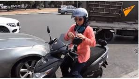فيديو فتاة لبنانية تبتكر فكرة الموتو تاكسي لنقل النساء بدراجتها النارية