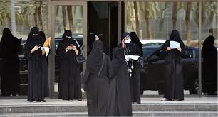 تعيين مائة امرأة سعودية كاتبات عدل