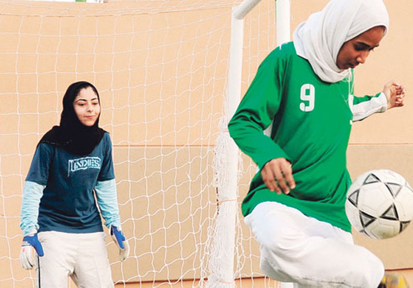 المرأة السعودية تمارس كرة القدم بالسعودية