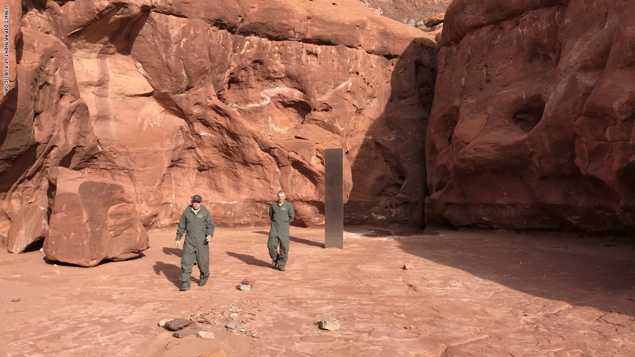 بالصورالعثور على كتلة معدنية غامضة طولها 12 قدماً وسط صحراء يوتا