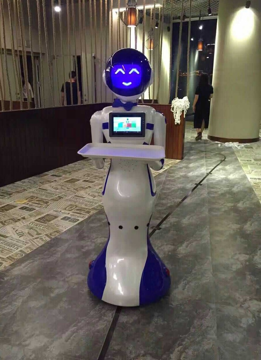 مطعم روسي يوظف روبوت بثلاث كاميرات لتوصيل الطلبات للزبائن