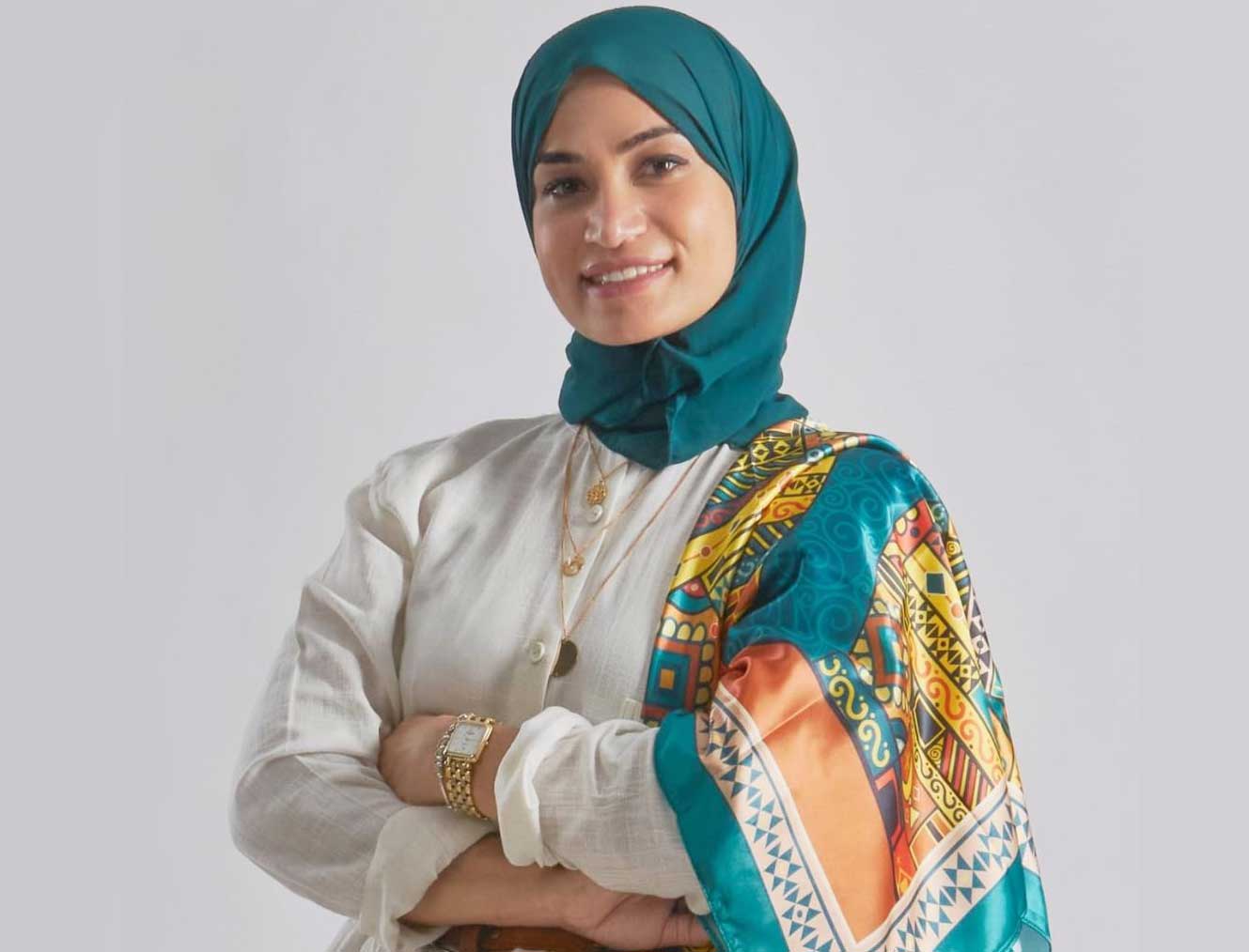 وفاء سعيد مصممة أزياء مصرية تطبع لوحات فنية على حجاب النساء