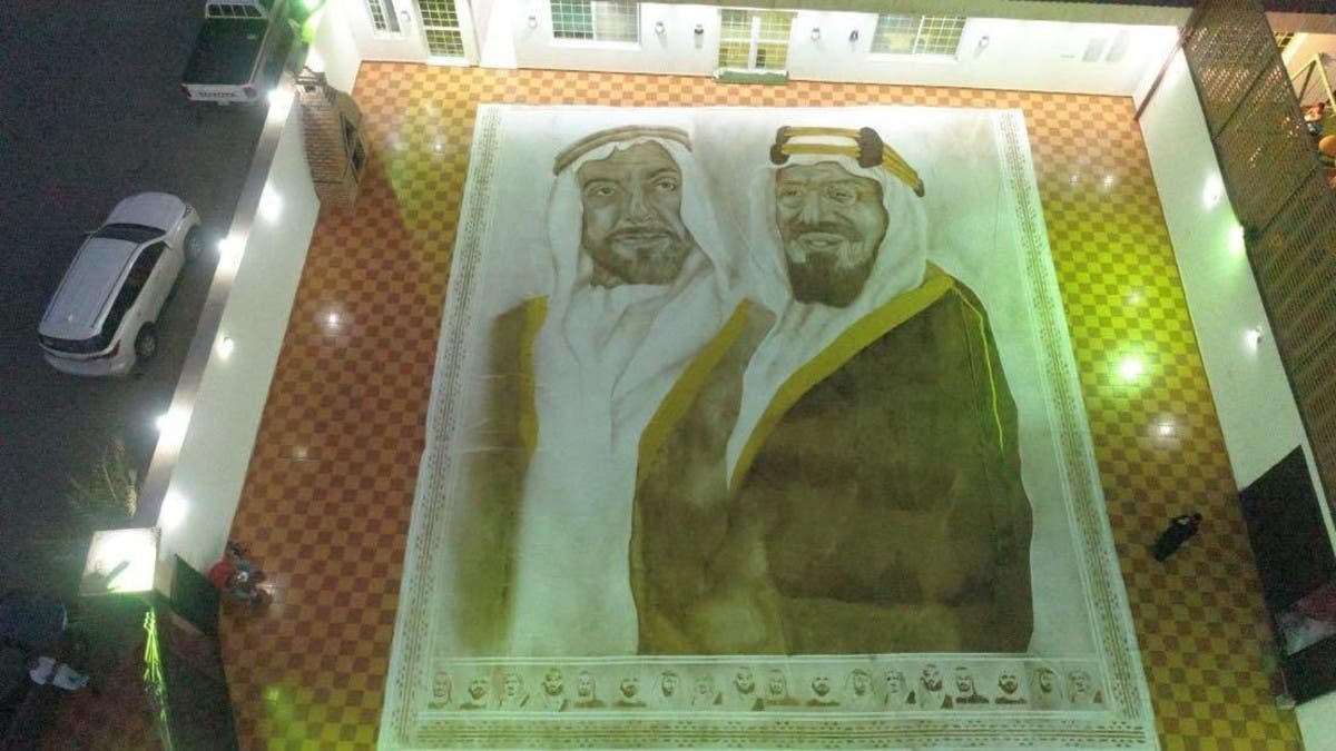 لوحة فنية تشكيلة تأخذ الرقم القياسي وتضم تاريخ الإمارات والسعودية تعرف عليها