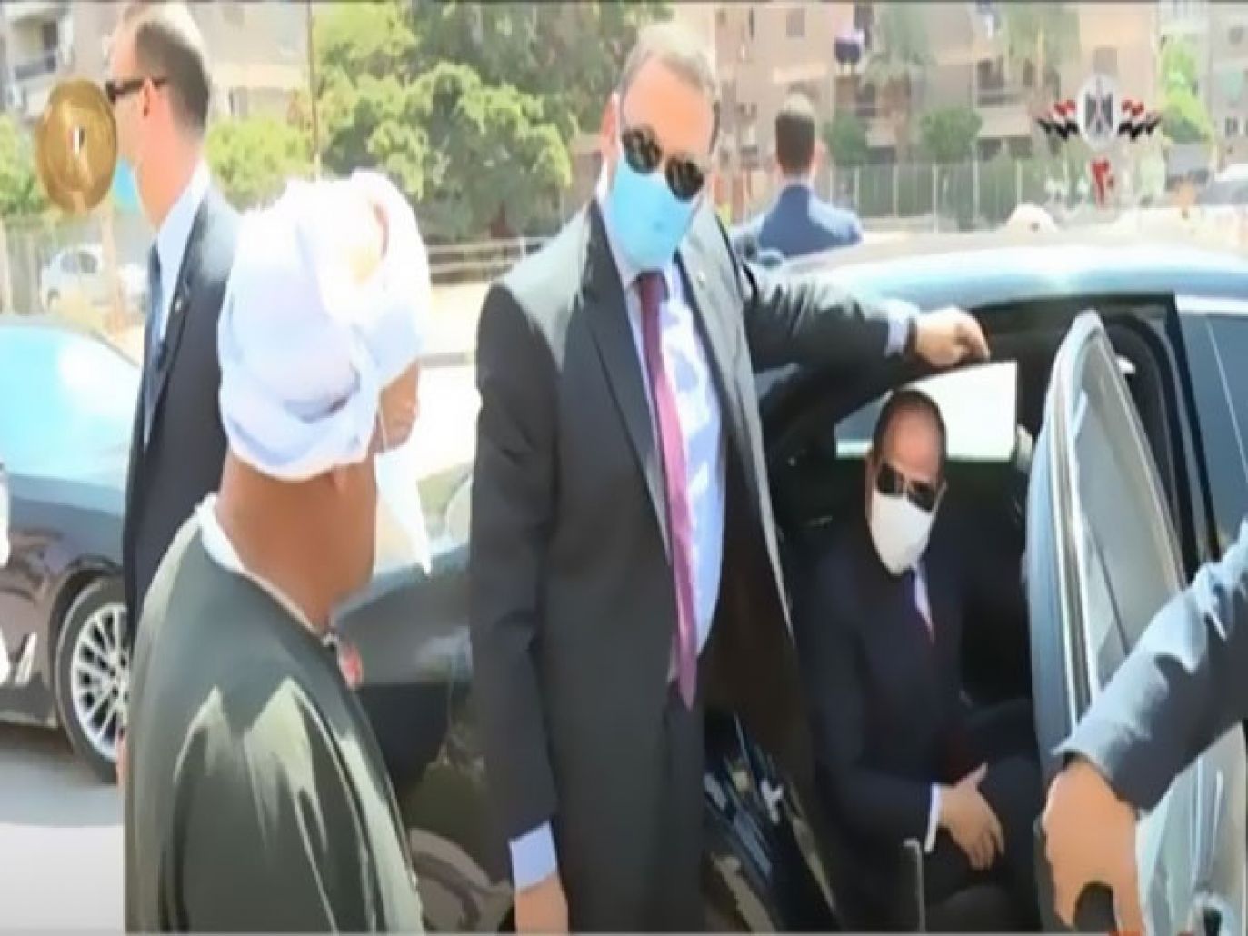 الرئيس السيسي وبائع البطيخ أثناء تجوله بسيارته
