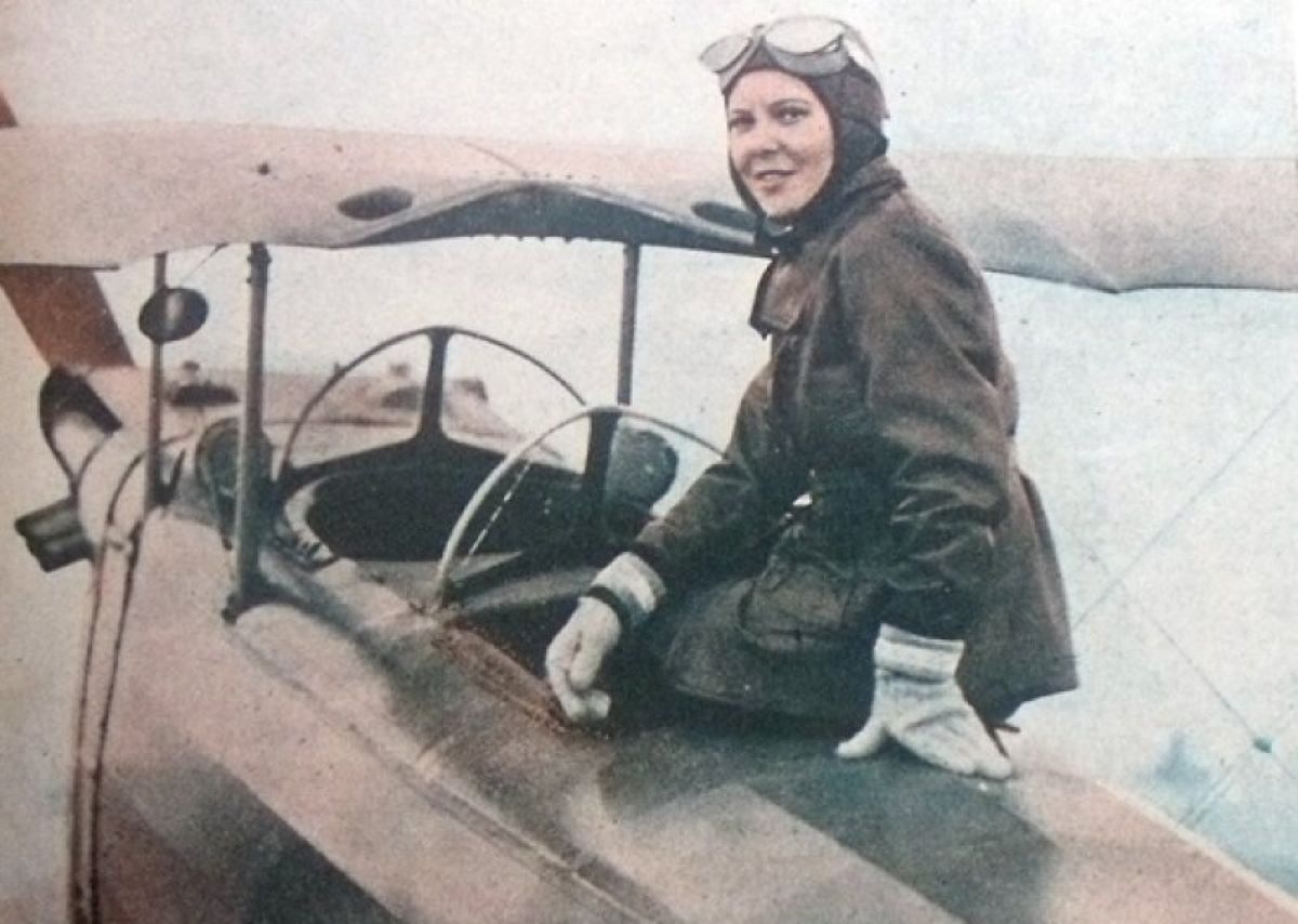 لطفية النادي أول فتاة مصرية تقود طائرة في العالم العربي