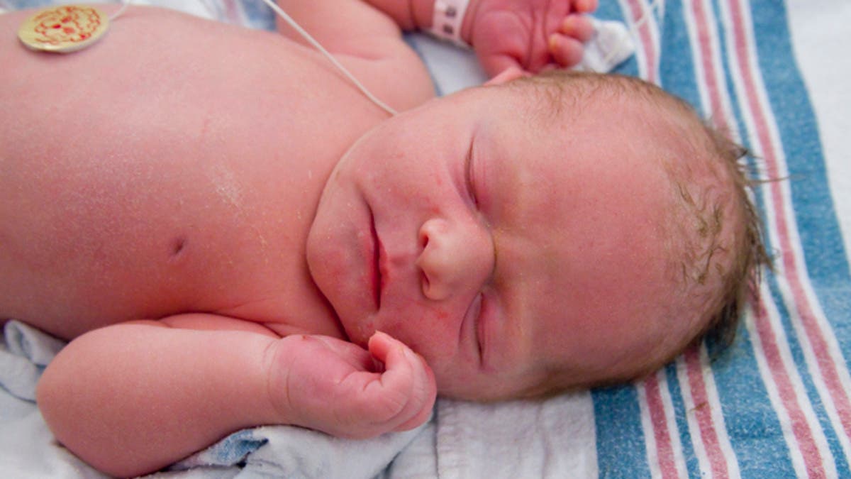 أسباب تقشير جلد حديثي الولادة وأهم طرق العلاج الطبيعية