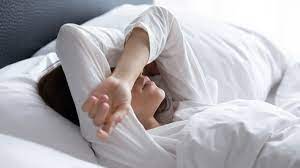 اكتشاف شريط لتوليد الكهرباء من اليد أثناء النوم يثير الجدل في عالم الاكتشافات