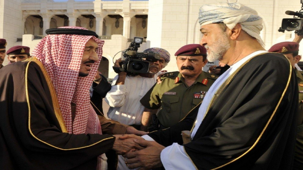 توطيد العلاقات بين عمان والمملكة السعودية وتبادل وجهات النظر نحو القضايا التي تهم البلدين