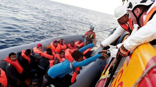 إيطاليا: وصول سفينة لإنقاذ المهاجرين تحمل 60 مهاجرا