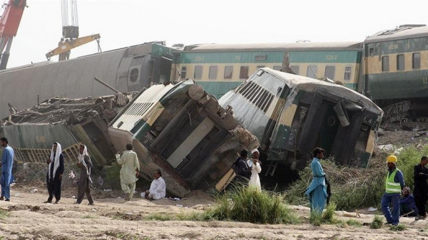 باكستان: خمسة قتلى و20 جريحا بحادث اصطدام حافلة ركاب ومقطورة