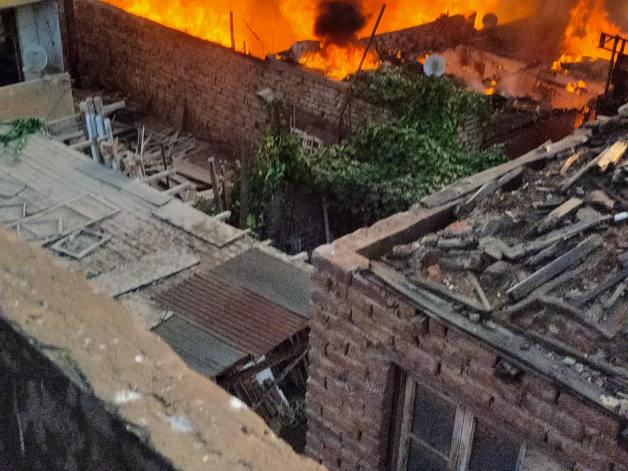 شاهد عيان حريق مخيف بحي بالشرابية بالقاهرة لم تقع إصابات