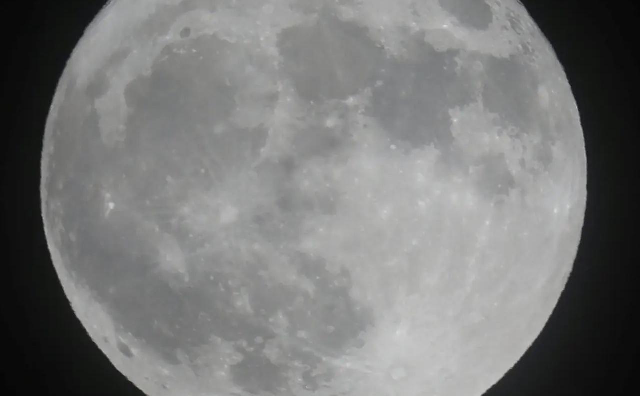 في الفترة التي يتحول فيها القمر من محاق إلى بدر يبدو وكأنه ف2