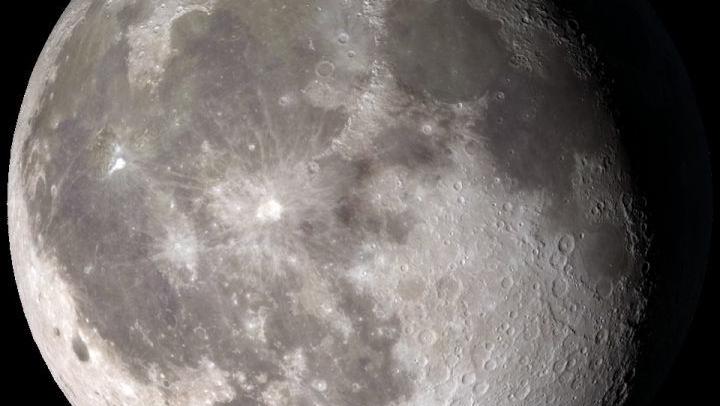 لماذا يختلف القمر عن الارض