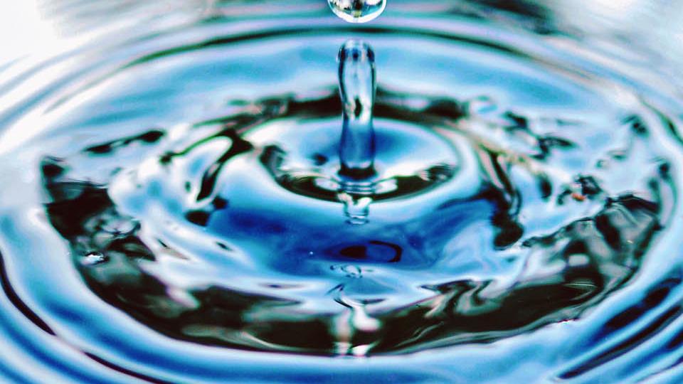 يفكك الماء أيونات لتكوين محلول