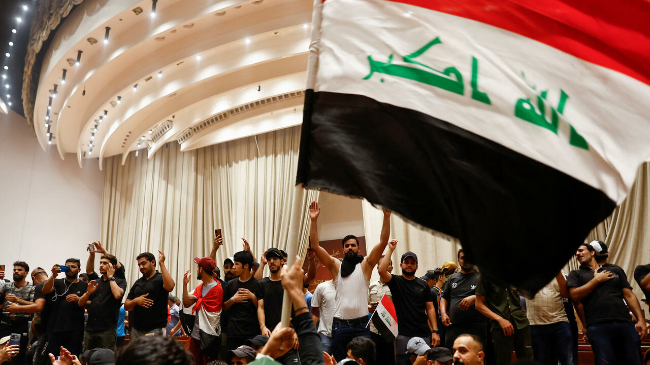 أنصار التيار الصدري يتظاهرون أمام البرلمان العراقي