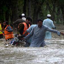 باكستان تعلن حالة الطوارئ مع سقوط مئات القتلى