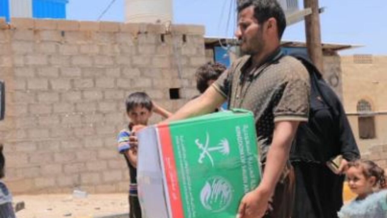 مركز الملك سلمان للإغاثة يوزع أكثر من 95 طن من السلال الغذائية داخل اليمن