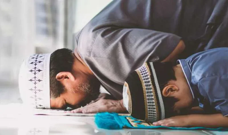 «الإفتاء» تحسم جدل حكم وضع غطاء الرأس للرجال أثناء الصلاة.. ماذا قالت؟ – أخبار مصر
