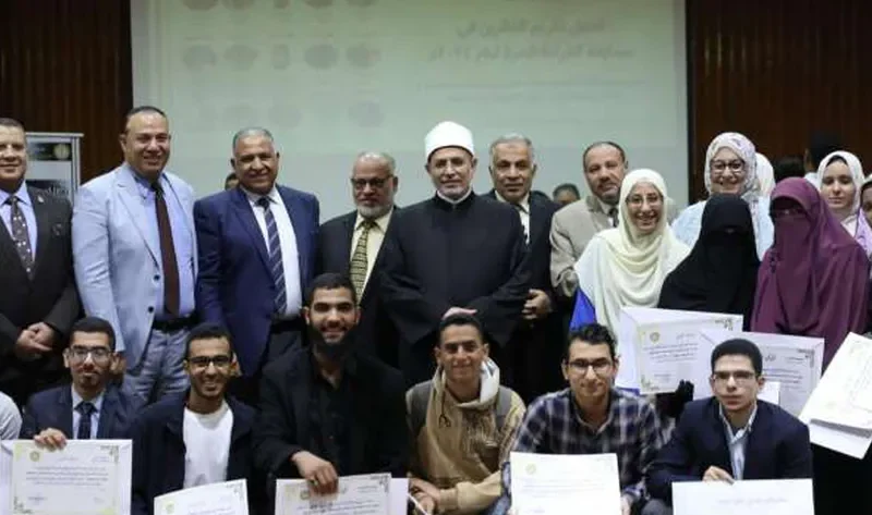 رئيس جامعة الأزهر يكرم الطلاب الفائزين بمسابقة القراءة الحرة – أخبار مصر
