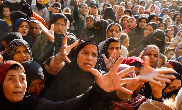 حدیث الصور ؛ للحصول على الخبز.. فلسطينيون يقفون في طوابير طويلة في خان يونس