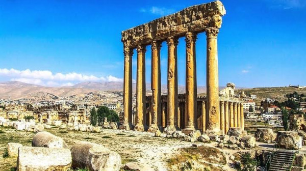 “نزوح 100 ألف لبناني”.. الاحتلال يطالب بإخلاء مدينة بعلبك بالكامل