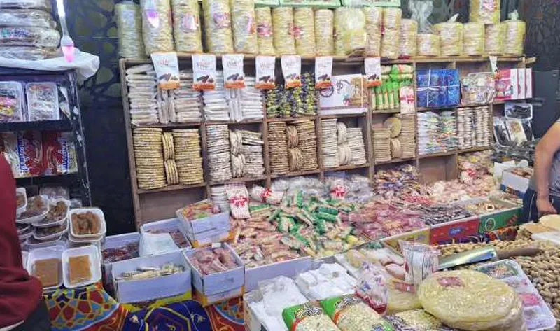 «حمص وحلاوة» بركة للمريدين وهدايا الزوار على أعتاب الحسين – أخبار مصر