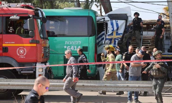 بالفیدیو ؛ مشاهد جديدة من عملية الدهس في تل أبيب تظهر سائق الشاحنة كان على قيد الحياة بعد تنفيذ العملية