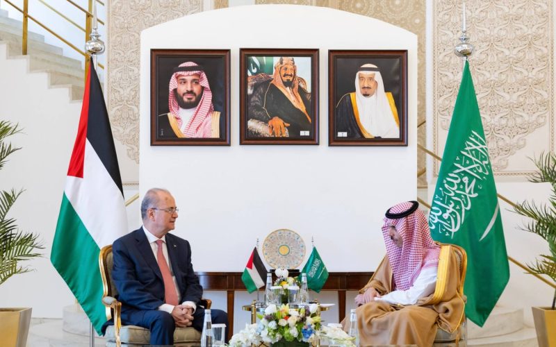 بن فرحان ومصطفى يبحثان تنفيذ مخرجات اجتماع “تحالف حل الدولتين”