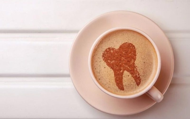اصفرار الأسنان وشرب القهوة.. کيف يمکن تقليل آثار البن علی الأسنان؟