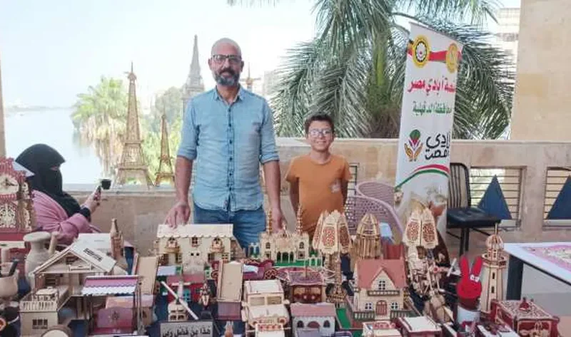 تحف خشبية.. «أشرف» حريف أنتيكات: «أنا بصنَّع وابنى يلوِّن» – المحافظات