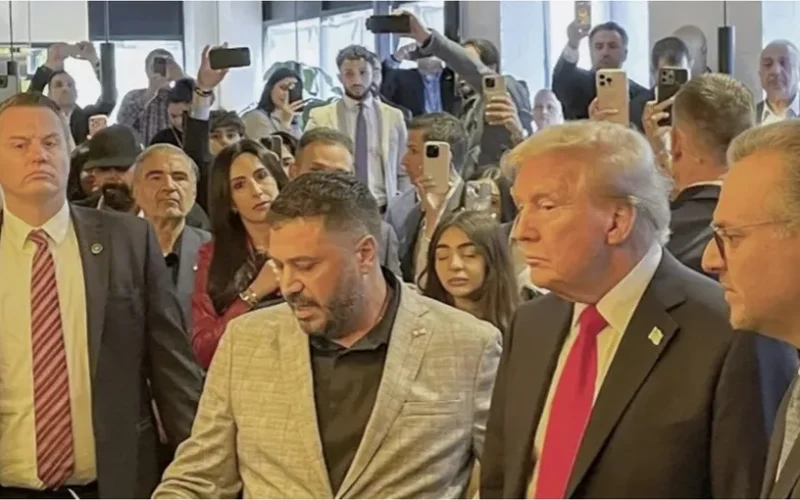 بالفیدیو ؛ لبناني يحرج ترامب في لقاء انتخابي: أوقفوا محو فلسطين