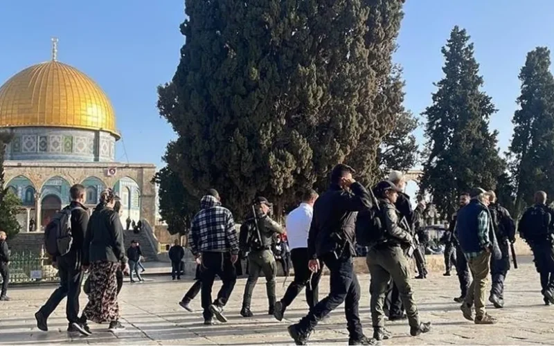 بالفیدیو ؛ عشرات المستوطنين يقتحمون الأقصى والاحتلال يداهم بلدات بالقدس المحتلة