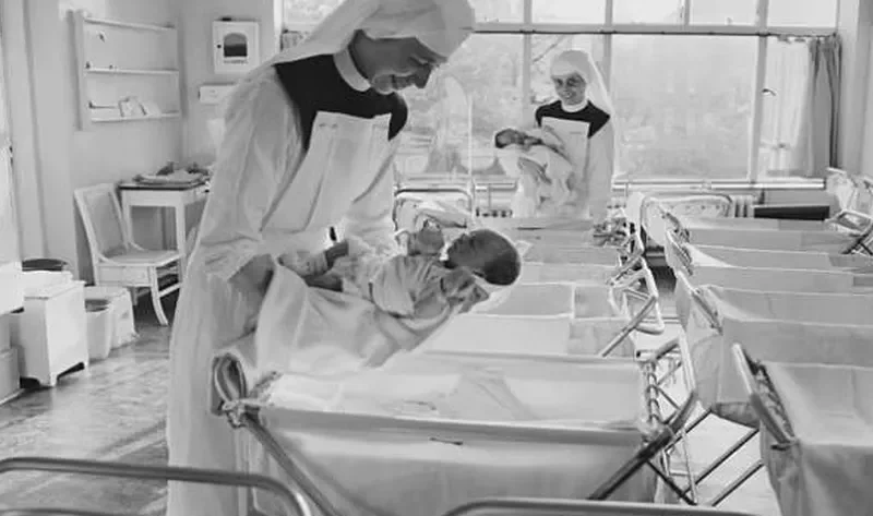 طفلتان تم تبديلهما عند الولادة منذ 55 عاما.. هدية غريبة كشفت الأمر – منوعات