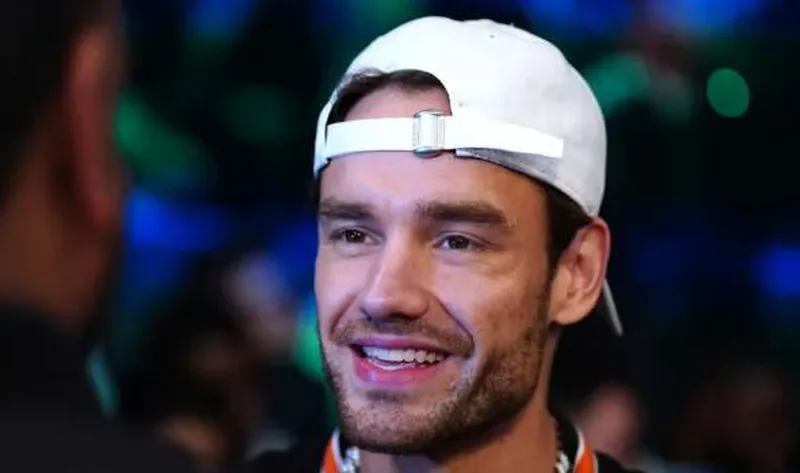مشاهد مؤثرة من جنازة ليام باين نجم one direction.. رسالة حزينة من ابنه – منوعات