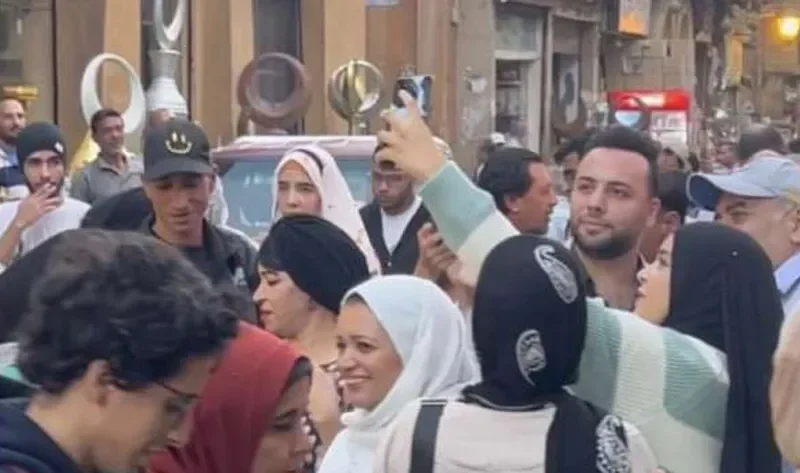 احتفاء بمخرج مصري في شارع المعز بعد مشاركته في فيلم أمريكي – فن