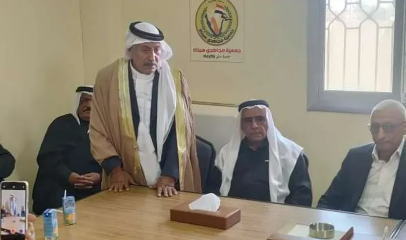 أهدوه عباءة بدوية.. محافظ شمال سيناء يشيد بتاريخ المجاهدين في محاربة الإرهاب – المحافظات