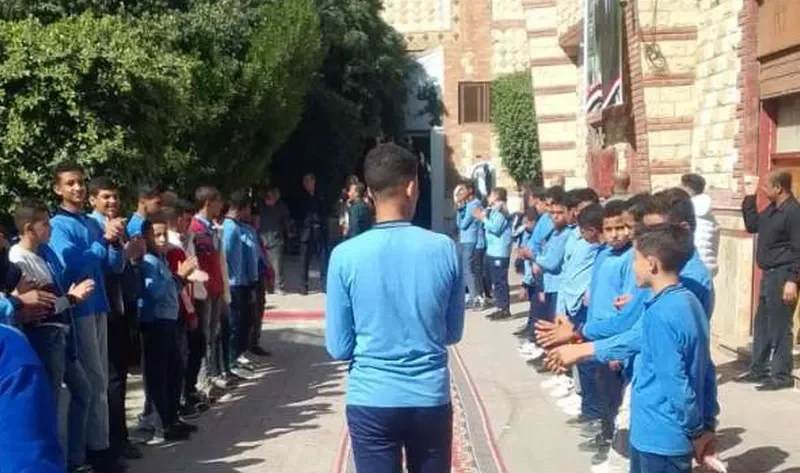 ممر شرفي بالورود لمدير إدارة البداري التعليمية بأسيوط لبلوغه سن المعاش – المحافظات