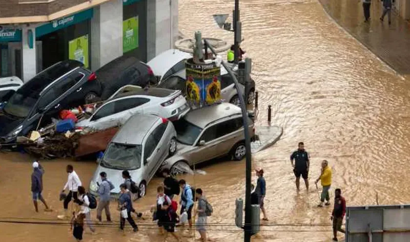 أم تستغيث بحثا عن ابنتها المفقودة في فيضانات إسبانيا.. سر المكالمة الأخيرة – منوعات