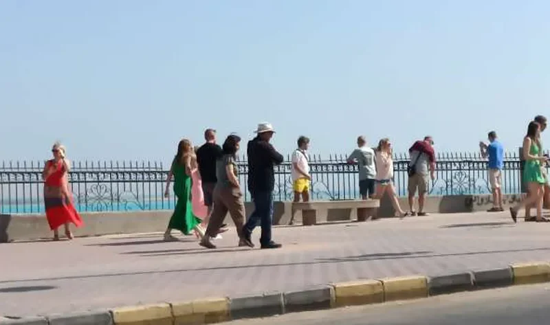 مطار الغردقة يستقبل آلاف السياح مع بدء الموسم الشتوي.. طقس دافيء وأجواء ساحرة – المحافظات